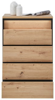 Hochkommode aus Holz mit vier Schubladen, dekoriert mit zwei weißen Vasen und einer Zeitschrift auf der Oberseite, Frontalansicht