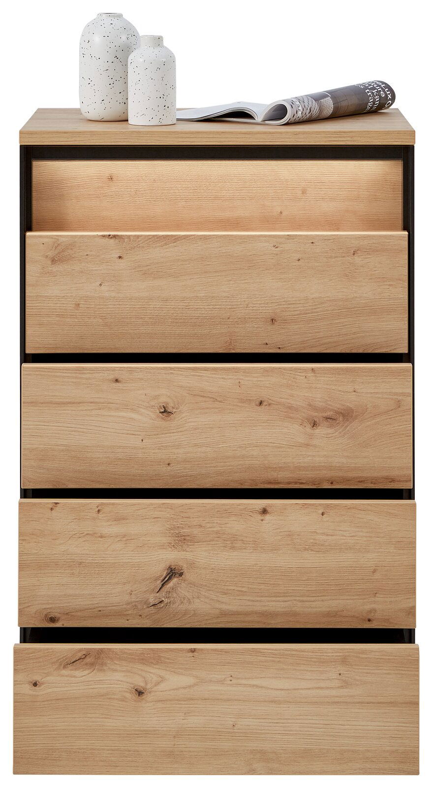 Hochkommode aus Holz mit vier Schubladen, dekoriert mit zwei weißen Vasen und einer Zeitschrift auf der Oberseite, Frontalansicht