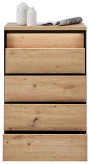 Hochkommode aus Holz mit vier Schubladen, dekoriert mit zwei weißen Vasen und einer Zeitschrift auf der Oberseite, Frontalansicht