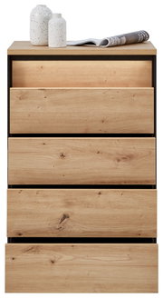 Hochkommode aus Holz mit vier Schubladen, dekoriert mit zwei weißen Vasen und einer Zeitschrift auf der Oberseite, Frontalansicht