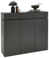 Moderner XL-Schuhschrank H121 in dunklem Grau mit drei Türen, dekoriert mit einer schwarzen Lampe, einer Skulptur und Büchern, seitliche Perspektive.