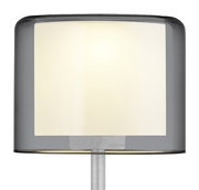 LED-Tischleuchte KLARA mit zylindrischem, grauem Lampenschirm, seitliche Perspektive