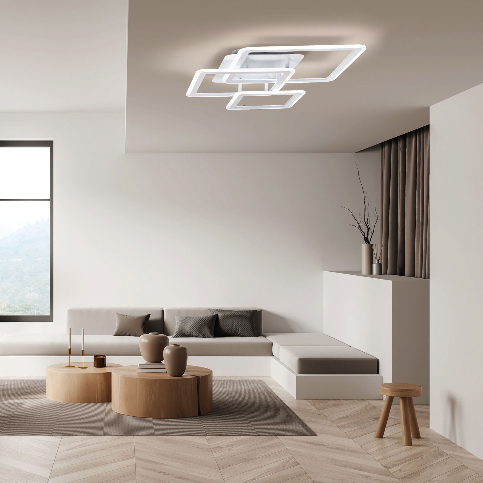 Moderne Deckenleuchte Gelder in geometrischem Design, montiert in einem stilvollen Wohnzimmer, aus der Perspektive von unten betrachtet.