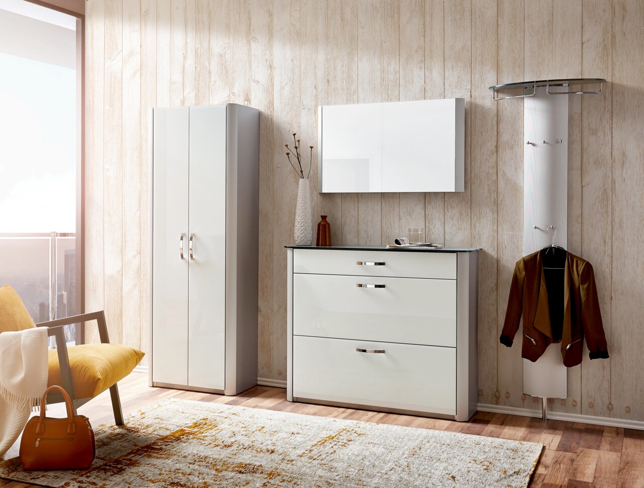 Moderne Garderobenkombination in heller Holzoptik mit Spiegel, Schuhschrank und Garderobenpaneel, seitliche Perspektive