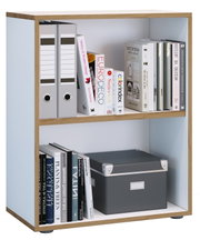 Modernes, zweifächriges Bücherregal mit weißem Korpus und Holzrahmen, befüllt mit Ordnern, Büchern und Aufbewahrungsbox; Ansicht schräg von vorn