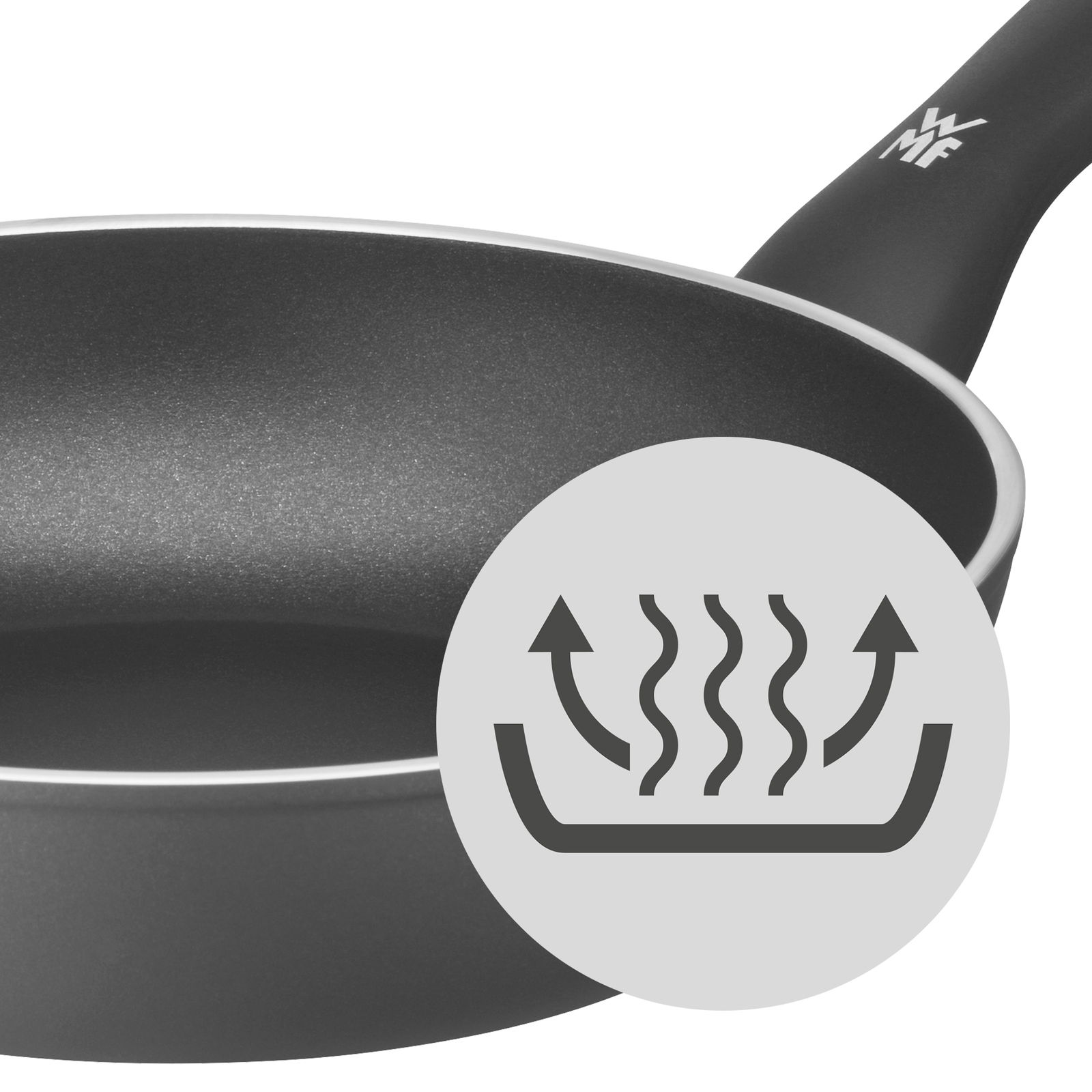 Nahaufnahme einer schwarzen Pfanne mit Antihaftbeschichtung und ergonomischem Griff, seitliche Perspektive