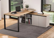 Modern hoekbureau met houten blad en metalen poten, voorzien van planken en kasten, zijaanzicht.