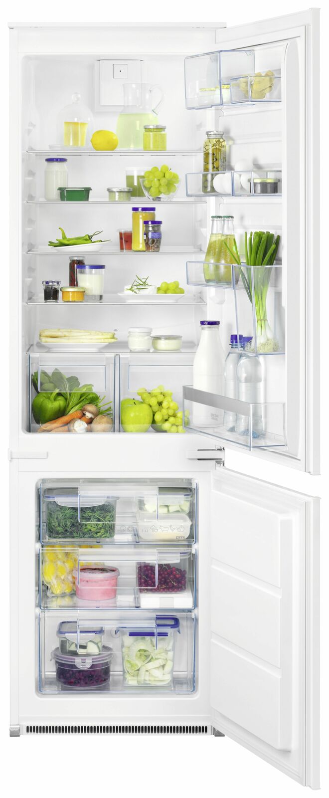 Offene Einbaukühl-Gefrierkombination mit gefüllten Regalen, fotografiert aus frontaler Perspektive.