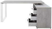 Moderner Eckschreibtisch in Betonoptik mit weißen Metallbeinen und mehreren offenen Schubladen, seitliche Perspektive.