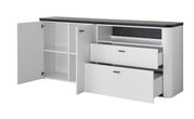 Weißes Sideboard mit schwarzer Marmorplatte, zwei offenen Schubladen und einer geöffneten Tür, seitliche Perspektive