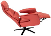 Zijaanzicht van een rode relaxfauteuil met verstelbare rugleuning en voetsteun op een zwart draaipoot.