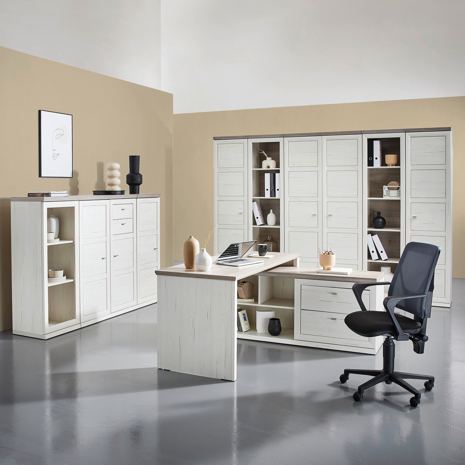 Moderner Eckschreibtisch in heller Holzoptik mit integriertem Stauraum, umgeben von passenden Schränken und einem ergonomischen Bürostuhl, aus der Frontalperspektive.