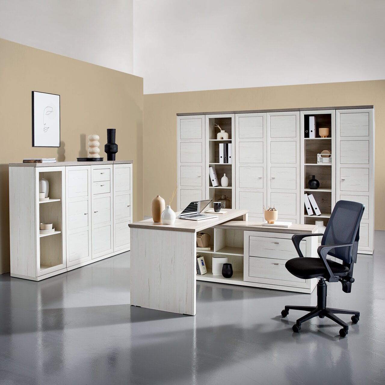 Moderner Eckschreibtisch in heller Holzoptik mit integriertem Stauraum, umgeben von passenden Schränken und einem ergonomischen Bürostuhl, aus der Frontalperspektive.