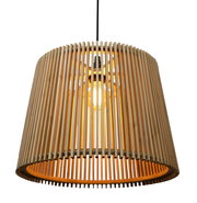 Outdoor-Hängeleuchte aus Holz mit sichtbarem Leuchtmittel, seitliche Perspektive