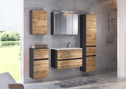 Moderner Spiegelschrank in einem stilvollen Badezimmer, frontal betrachtet, mit Holz- und dunklen Akzenten.