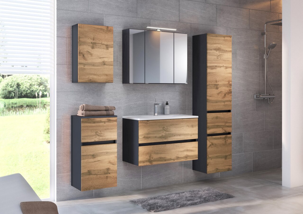 Moderner Spiegelschrank in einem stilvollen Badezimmer, frontal betrachtet, mit Holz- und dunklen Akzenten.