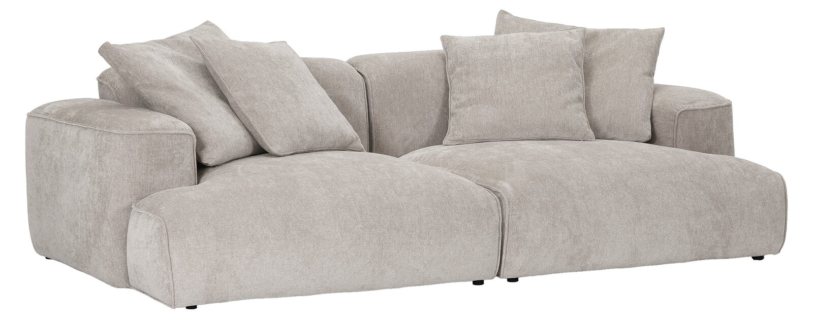 Beiges, modernes Lounge-Sofa mit extra tiefer Sitzfläche, breiten Armlehnen und mehreren Rückenkissen, freigestellt auf weißem Hintergrund, in schräger Frontansicht von links.