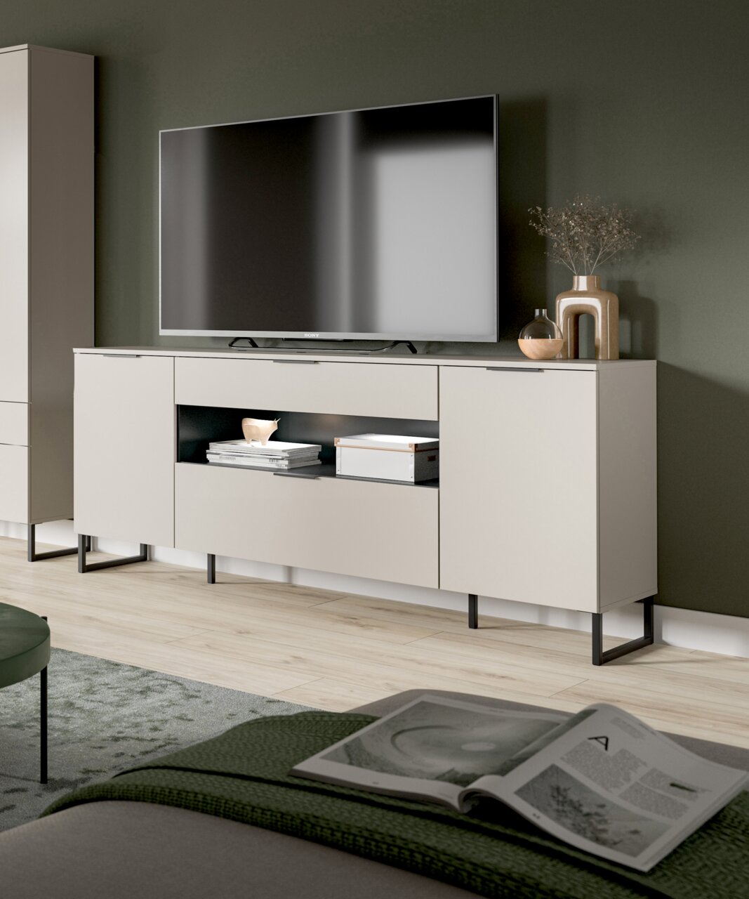 MID.YOU Sideboard NOIDA Modernes, hellgraues TV-Lowboard mit schwarzen Metallfüßen und offenen Ablagefächern, darauf ein Flachbildfernseher und Deko; Ansicht schräg von vorn im Wohnzimmer.