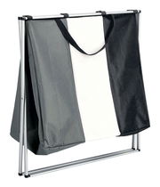 Dreifacher Wäschesammler mit grauen, weißen und schwarzen Fächern, seitliche Perspektive