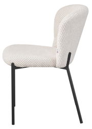 Seitenansicht eines modernen Stuhls mit cremefarbenem, strukturiertem Stoffbezug und schwarzen Metallbeinen.