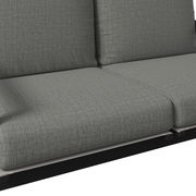 Nahaufnahme einer grauen Gartenbank mit gepolsterten Sitz- und Rückenkissen, seitliche Perspektive.