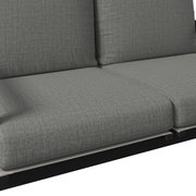 Nahaufnahme einer grauen Gartenbank mit gepolsterten Sitz- und Rückenkissen, seitliche Perspektive.