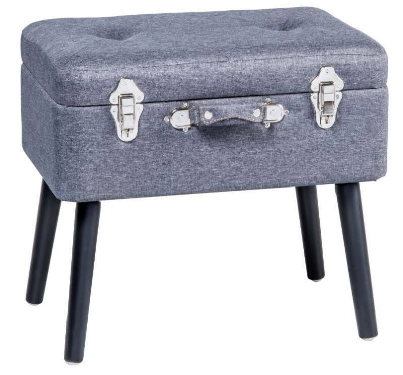Grauer Kofferhocker mit vier schwarzen Beinen und silbernen Verschlüssen, seitliche Perspektive