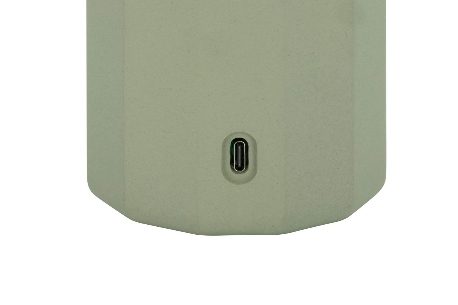 Nahaufnahme der Unterseite einer Akku-Tischleuchte mit USB-C-Anschluss, grüne Oberfläche.