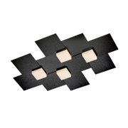 Moderne schwarze LED-Deckenleuchte mit geometrisch angeordneten quadratischen Platten und vier warmweiß leuchtenden Würfeln, aus schräger Untersicht vor weißem Hintergrund