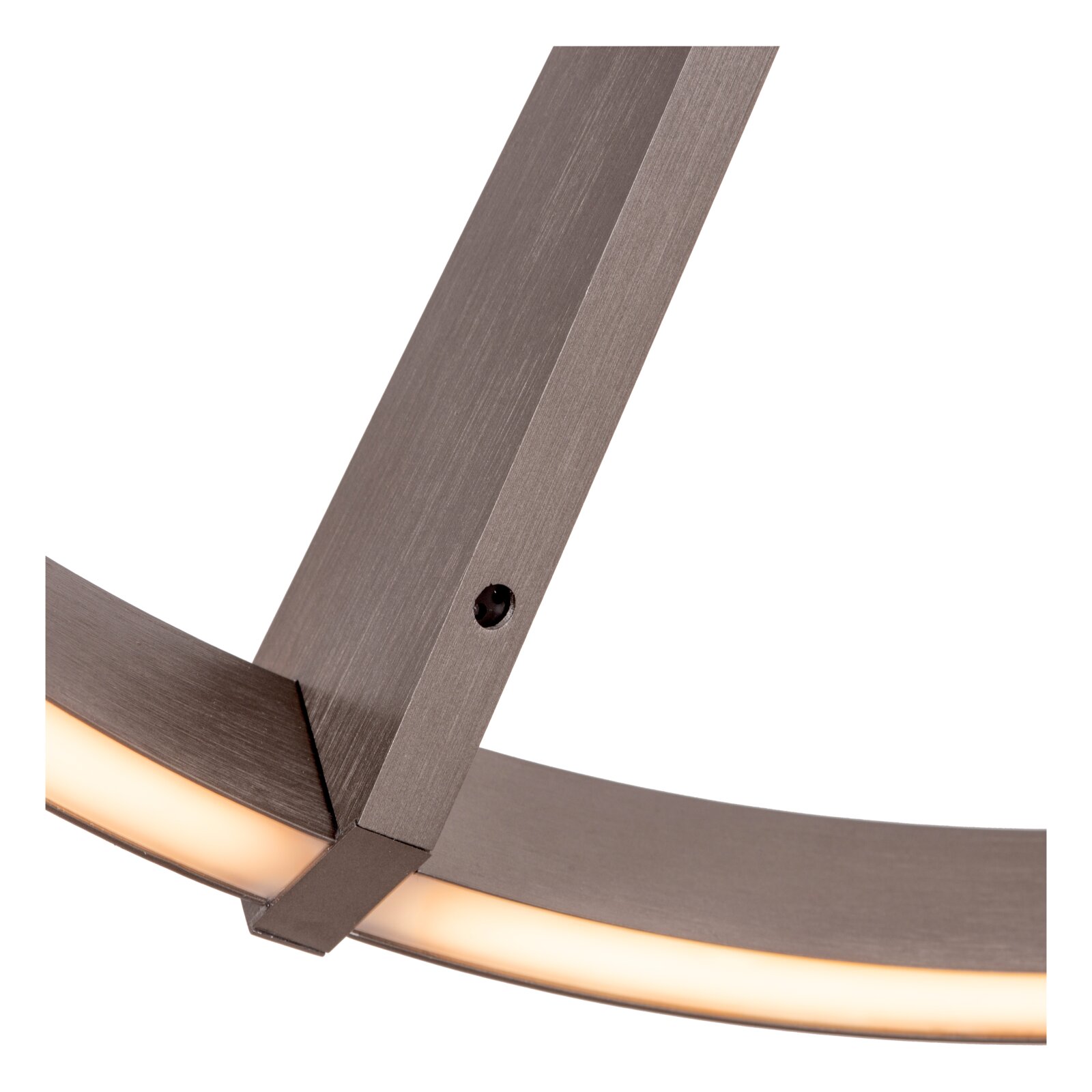 Detailaufnahme einer modernen LED-Deckenleuchte mit gebürstetem Metallrahmen und warmweißem Lichtband, schräg von unten fotografiert