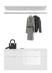 Frontale Ansicht einer Garderobenkombination mit weißem Schrank, Kleiderstange mit Mänteln und einer Handtasche auf dem Schrank.