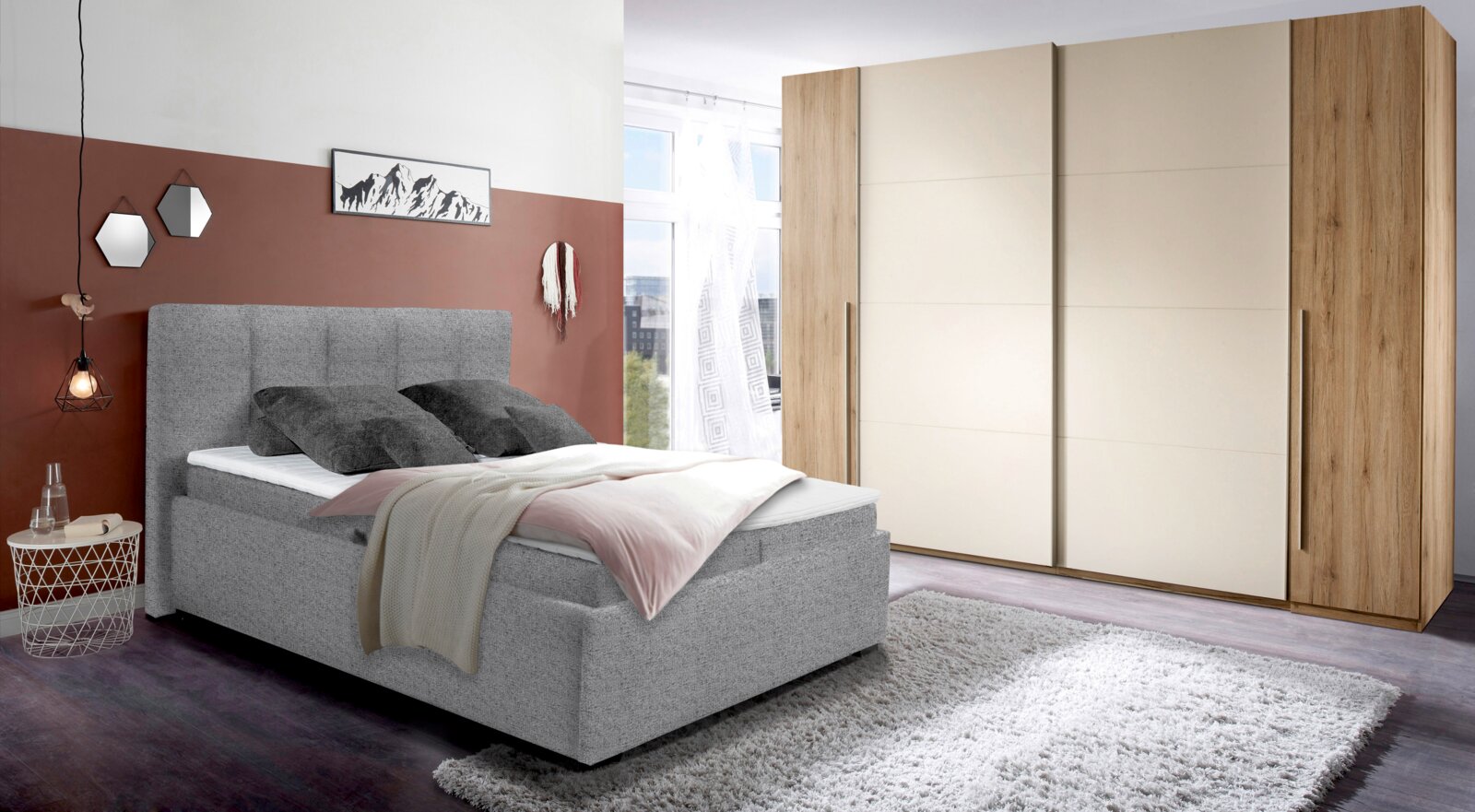 Graues Polsterbett in modernem Schlafzimmer, seitliche Perspektive