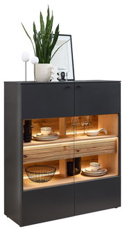 Modernes Highboard in dunklem Design mit dekorativer Beleuchtung, Pflanzen und Geschirr, frontal betrachtet.