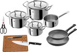 Küchen-Starterset mit Töpfen, Pfannen, Schneidebrett, Schere, Messer und Schäler aus der Vogelperspektive