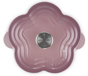 Blumenbräter in Mauve Pink von oben, blütenförmig mit Le Creuset Logo auf dem Deckel.