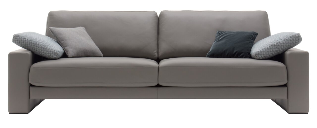 Graue Sofabank 3er mit drei Kissen, Frontalansicht