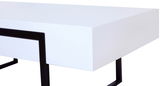 Moderner weißer Couchtisch mit schwarzem Metallgestell, seitliche Perspektive