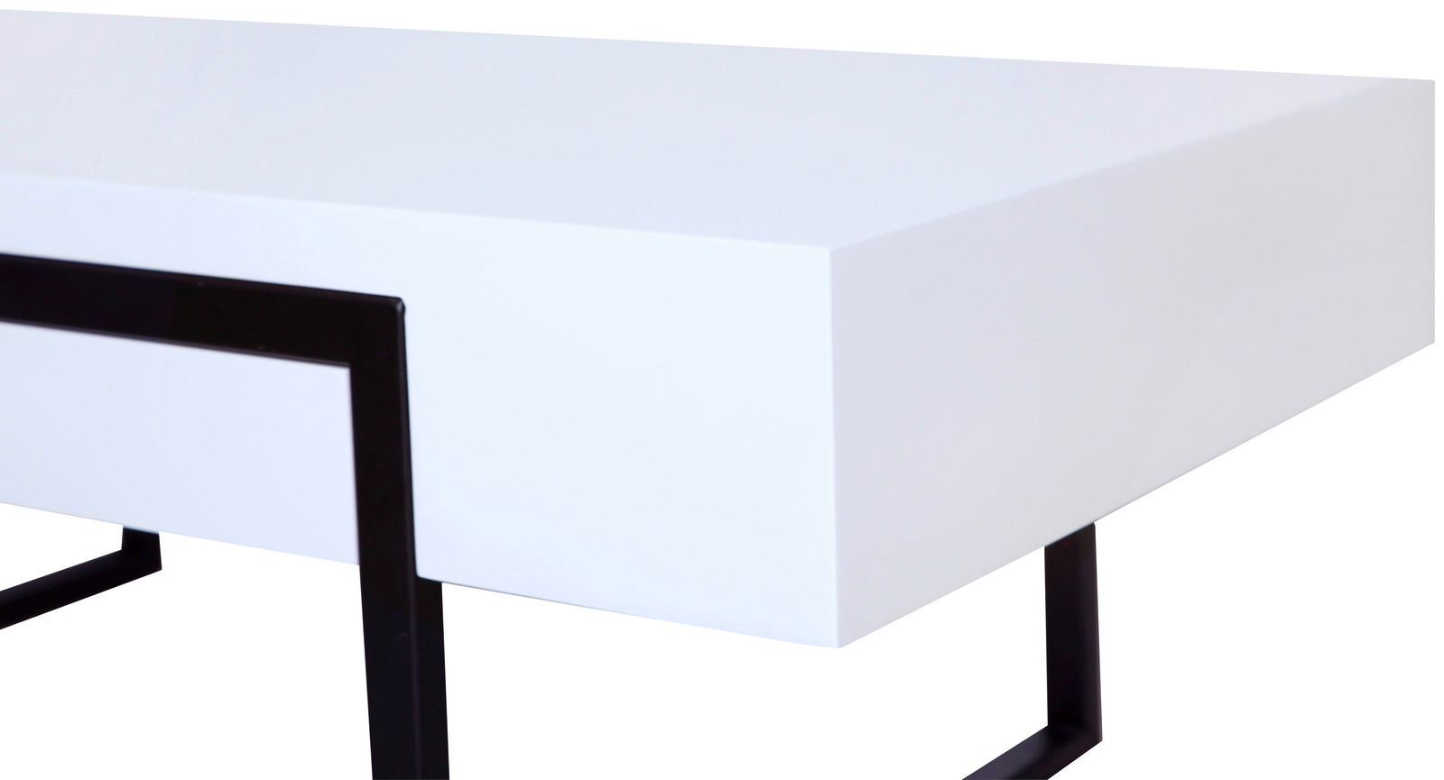 Moderner weißer Couchtisch mit schwarzem Metallgestell, seitliche Perspektive