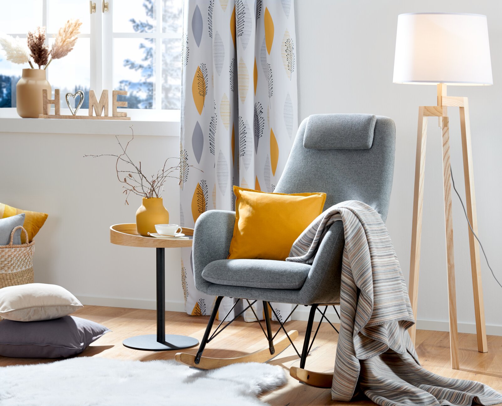 Gemütlicher Stillstuhl in modernem Wohnzimmer, seitliche Perspektive