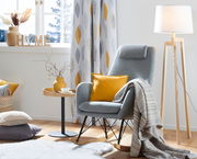 Gemütlicher Stillstuhl in modernem Wohnzimmer, seitliche Perspektive