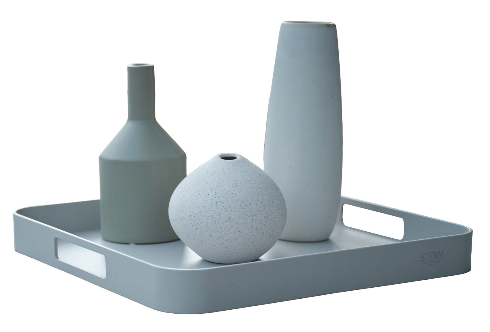 Tablett mit drei dekorativen Vasen in verschiedenen Formen und Farben, seitliche Perspektive