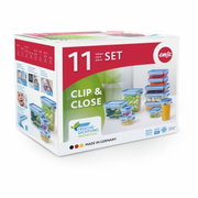Frontalansicht einer Verpackung des 11-teiligen Frischhaltedosen-Sets von Emsa, Clip & Close, mit blauen Deckeln und Frische-Dichtung, Made in Germany.