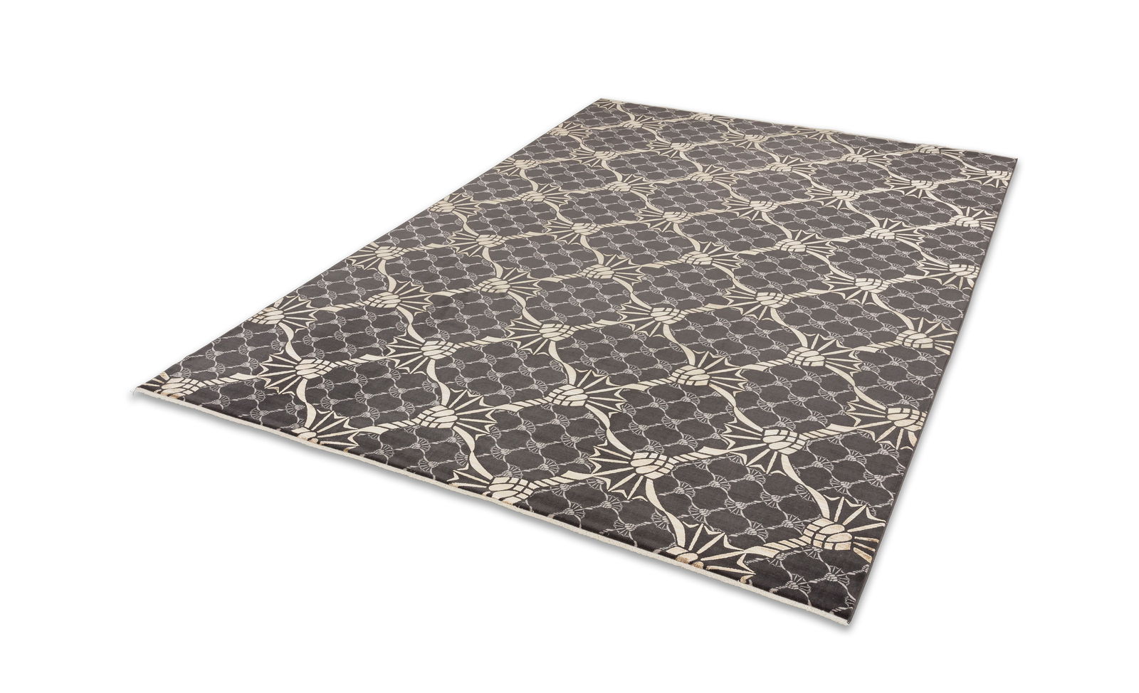 Teppich mit grauem und weißem Kornblumenmuster, schräg von der Seite fotografiert