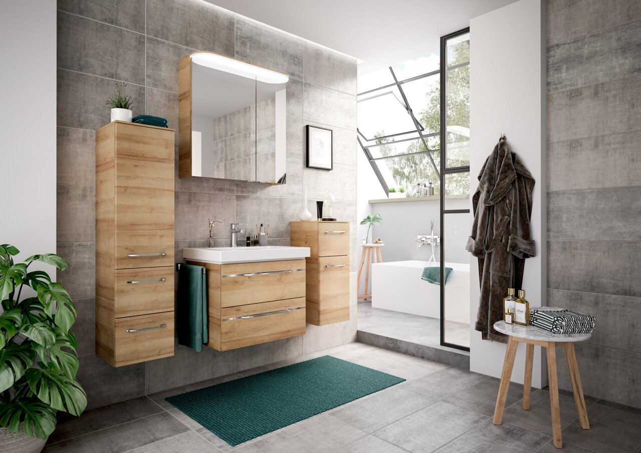 Moderne Badezimmermöbel in Holzoptik mit Waschbecken und Spiegel, seitliche Perspektive