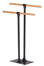 Moderner Handtuchständer mit zwei schwarzen Metallstangen und Holzgriffen, seitliche Perspektive.