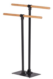 Moderner Handtuchständer mit zwei schwarzen Metallstangen und Holzgriffen, seitliche Perspektive.