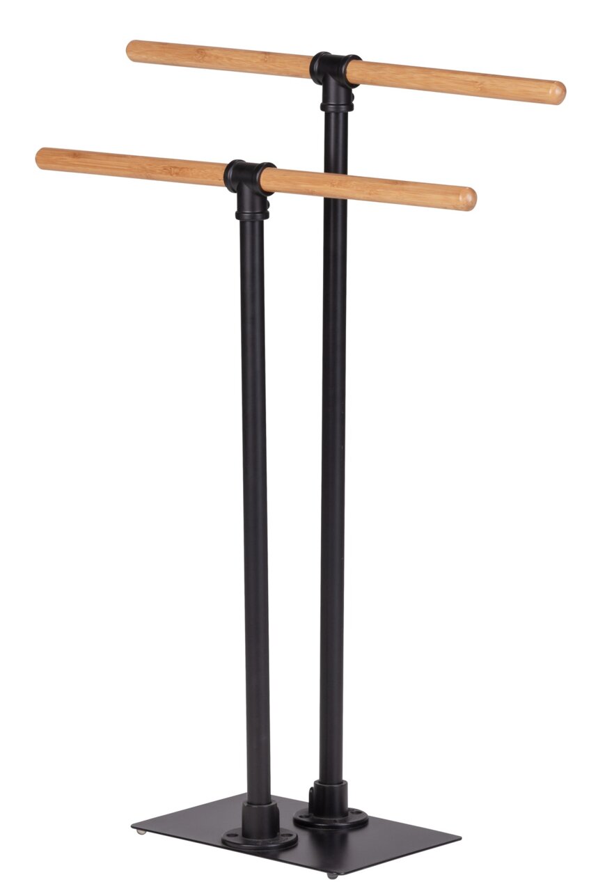 Moderner Handtuchständer mit zwei schwarzen Metallstangen und Holzgriffen, seitliche Perspektive.