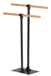 Moderner Handtuchständer mit zwei schwarzen Metallstangen und Holzgriffen, seitliche Perspektive.