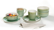 Frühstücksset 12-tlg. in sanftem Grün, bestehend aus Tassen, Schalen und Tellern, aus seitlicher Perspektive fotografiert.