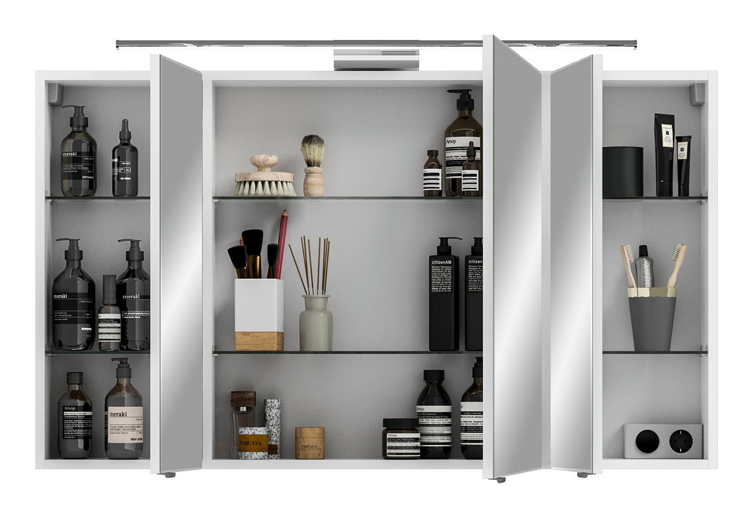 Spiegelschrank mit geöffneter Tür, gefüllt mit Pflegeprodukten und Accessoires, frontal betrachtet.